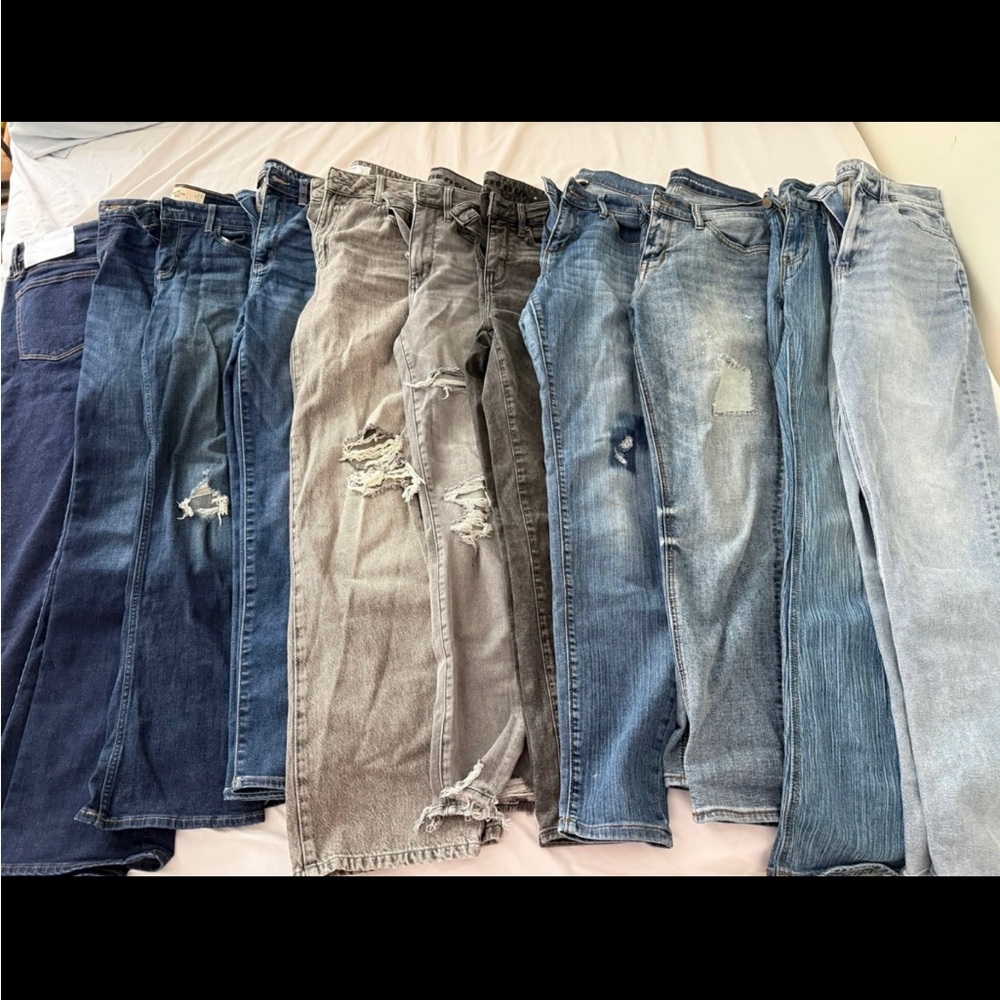 Women's Distressed Denim Jeans - Light to Dark Wash